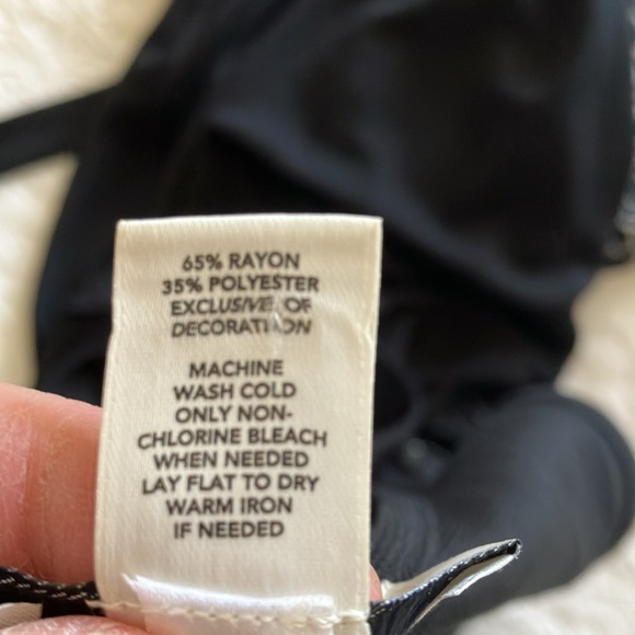 Vnecked slip LBD w/darted bust & gorgeous white embroidery bordered bottom - Picture 11 of 15